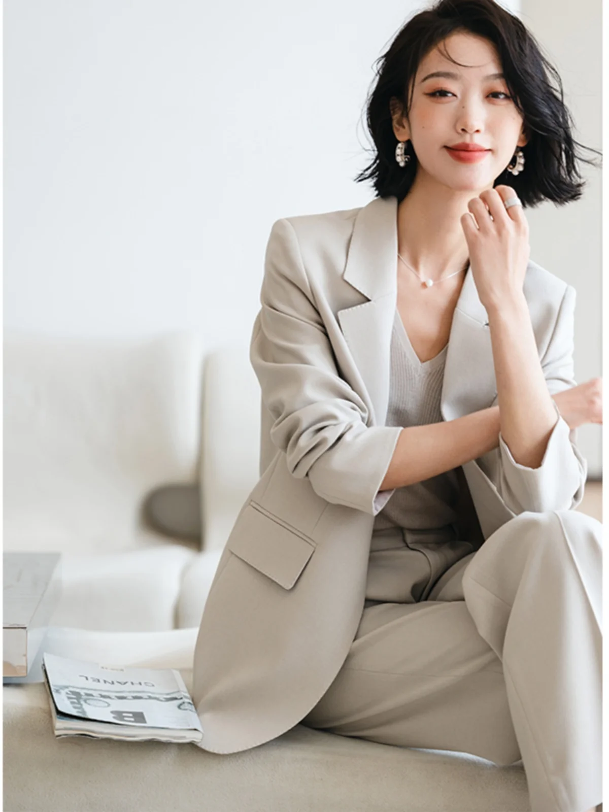 大人可愛い服 40代コーデ 完全ガイド｜スーツの洗練されたカジュアル感