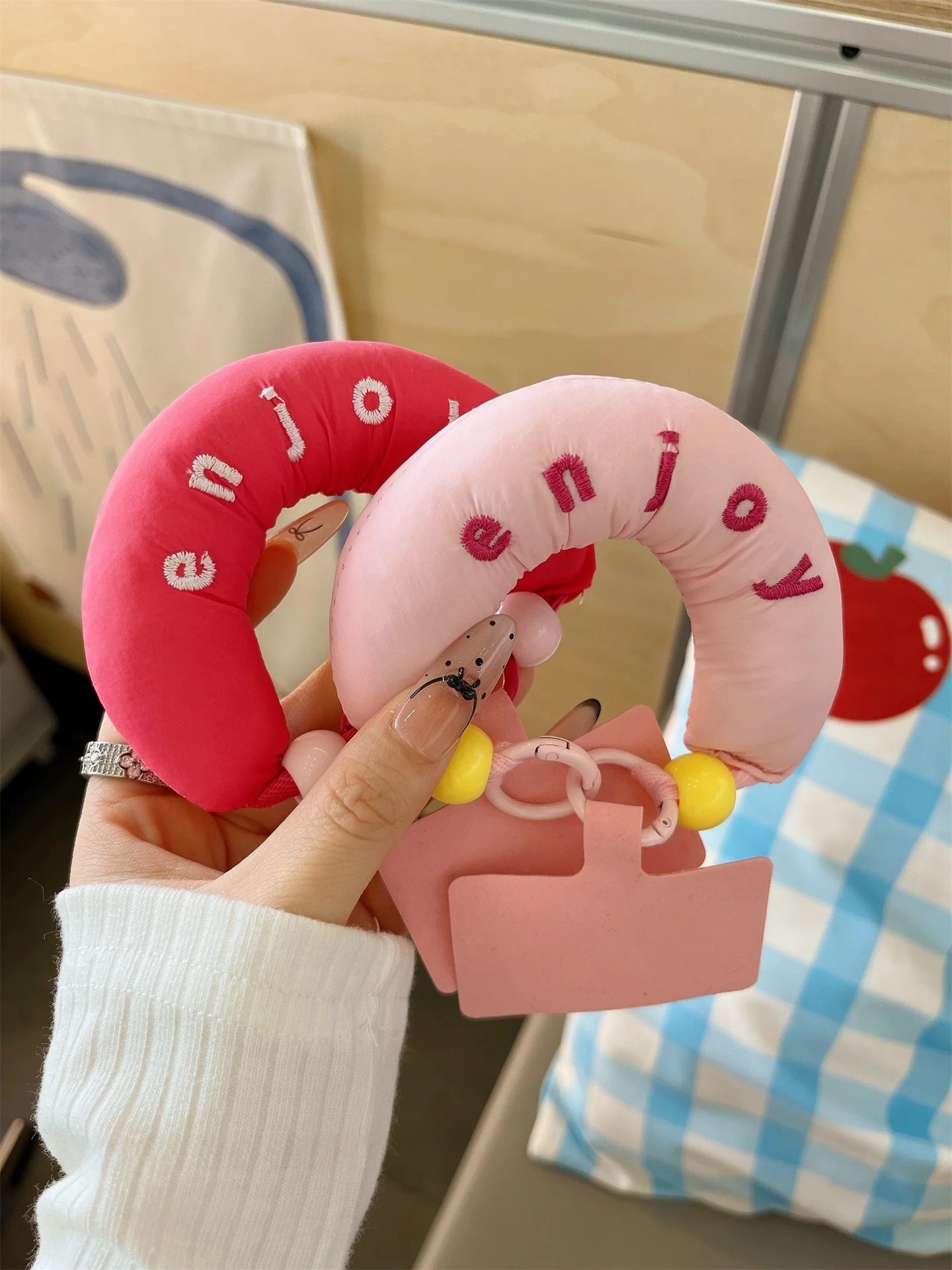 携帯を入れるポシェットをどう選ぶ？大人の日常に溶け込む、心地よい一歩