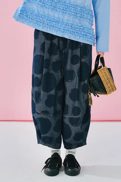 春の雰囲気漂う水洗いドットデニムロールアップパンツ【コットン・ロールアップデザイン】（セットアップ対応）
