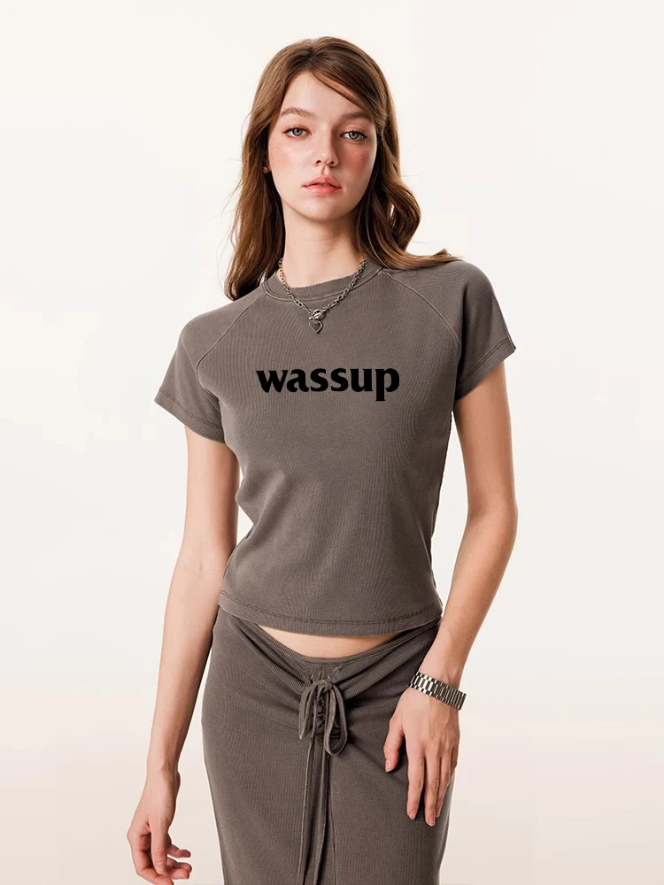 ロゴ入りショートスリーブTシャツ：美式スタイルのシンプルで親しみやすい夏の着こなし