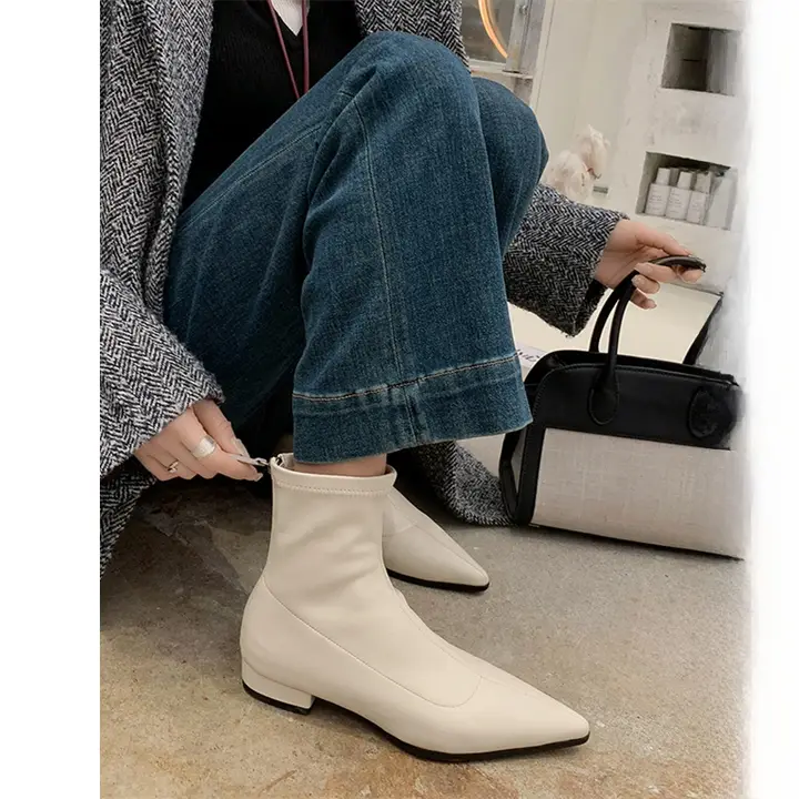 シンプルデザイン ポインテッドトゥフラットブーツ【女性用・秋冬向け・ストレッチ素材】