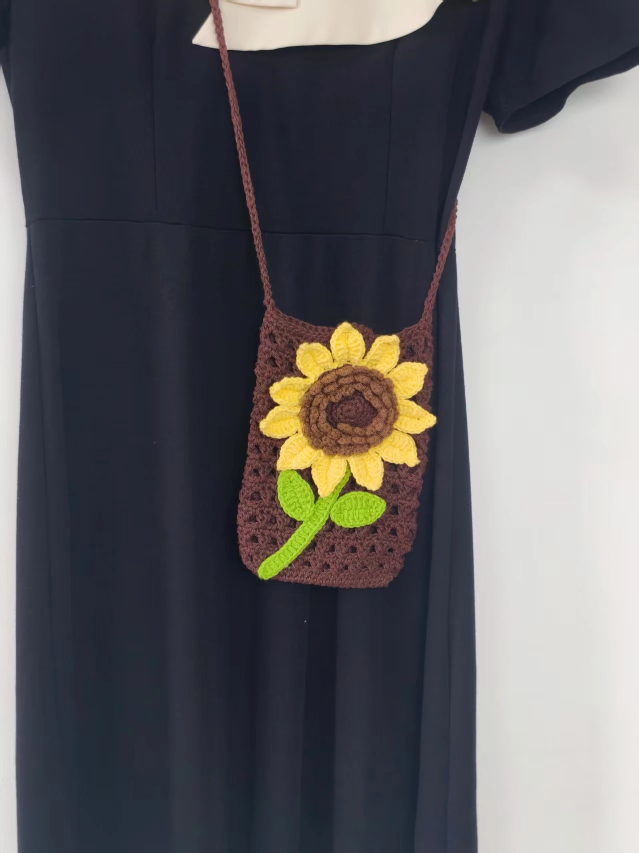 手編みの花柄透かしスマホケース：レトロな青春風デザインで日常使いに最適な選択