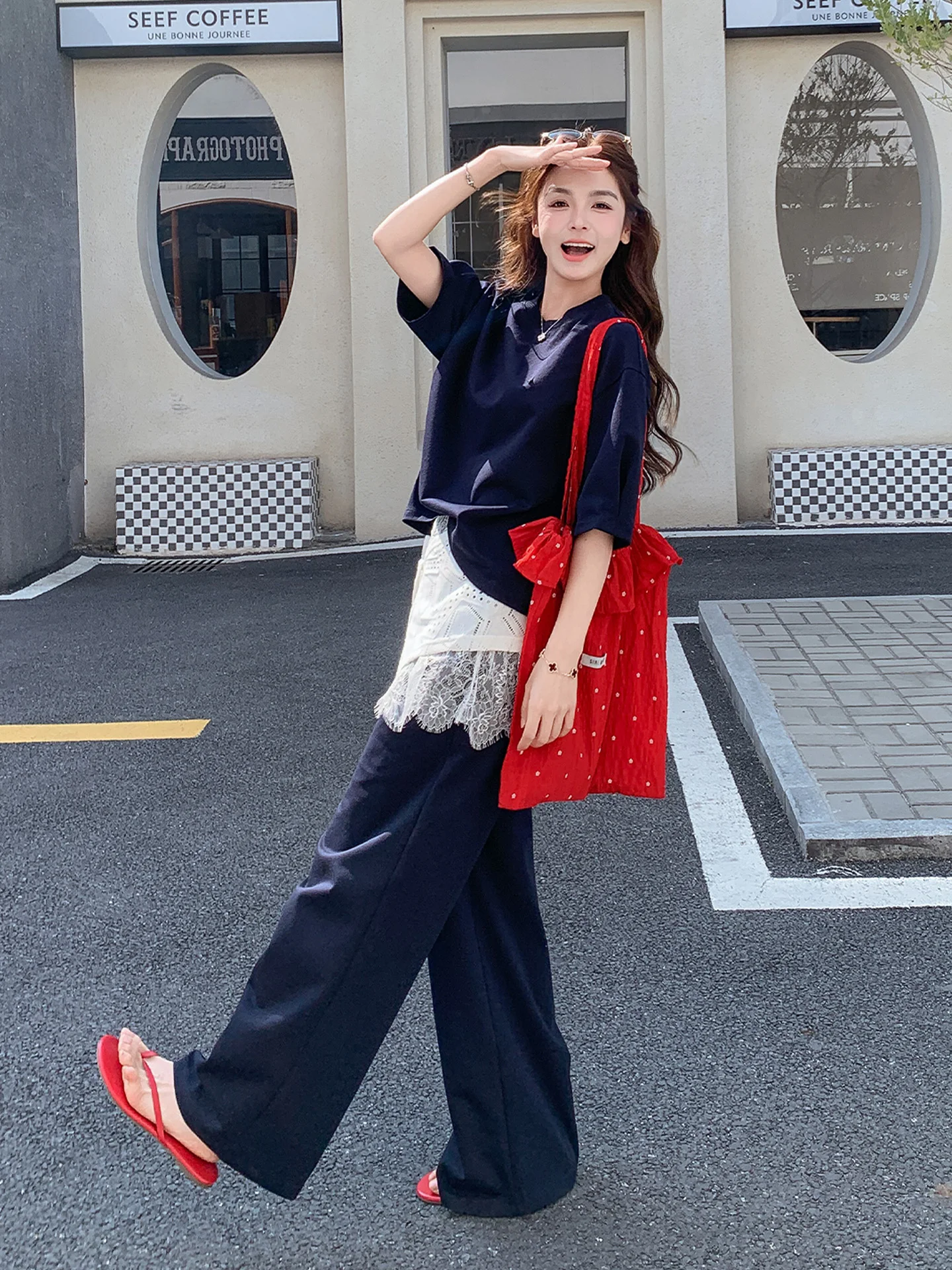 おしゃれな着こなしを実現するには？深い青色Tシャツとレースワイドパンツのコンビネーションが答えになる
