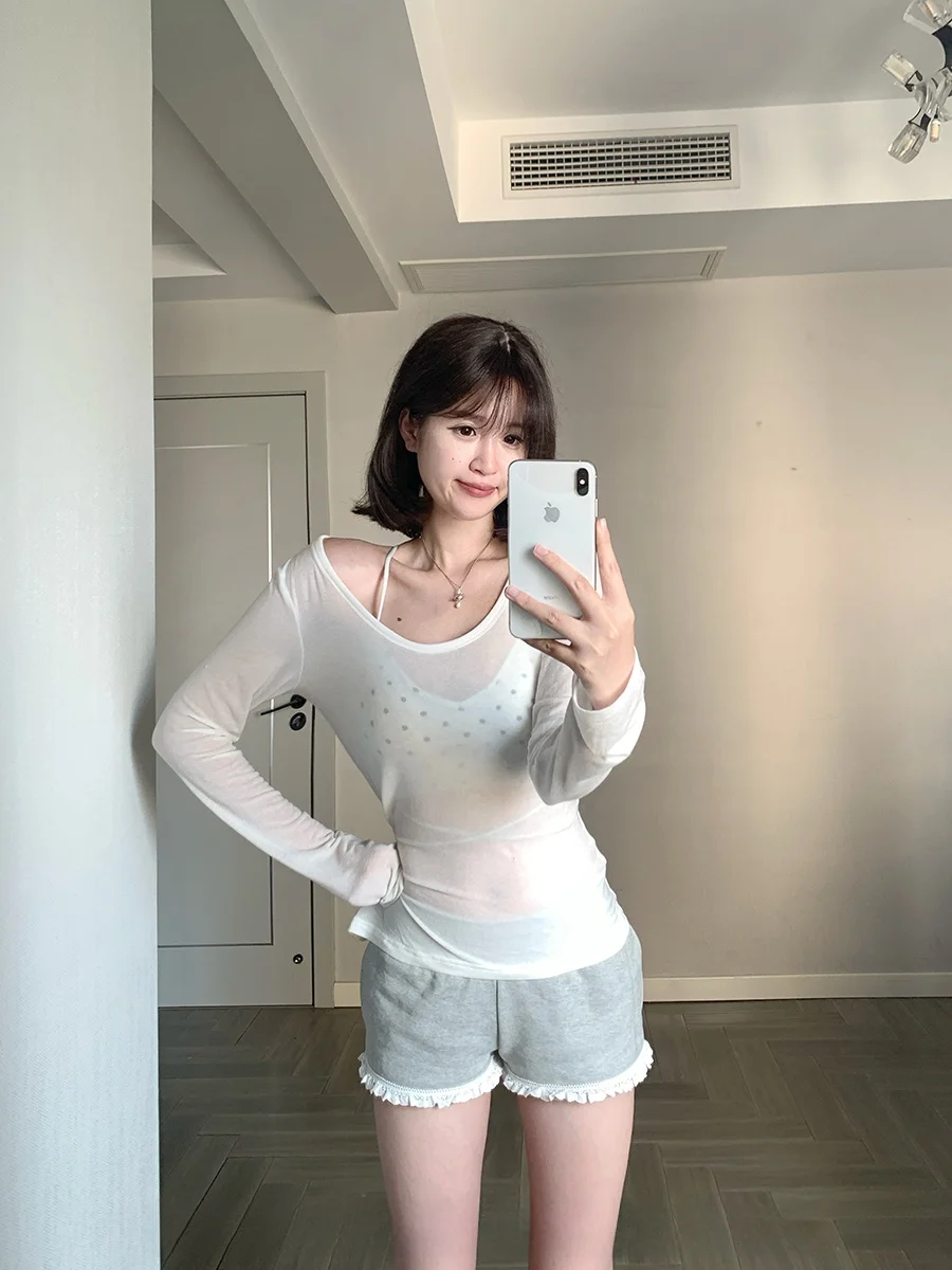 美しい背中を見せるリボンデザインのショートタンクトップ：胸パッド付きの女性用ビキニトップ選びの実証