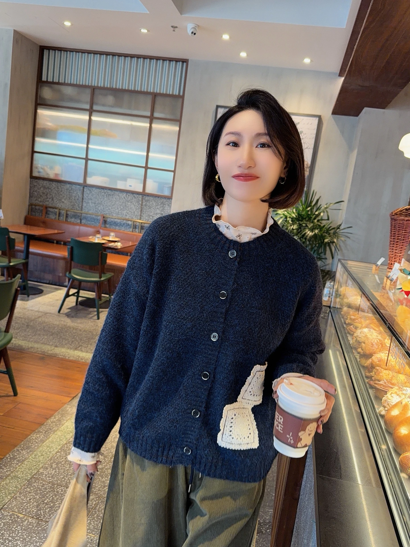 編みニットを選ぶときに迷う？ハンドメイドの温もりを体感できるアイテムとは？