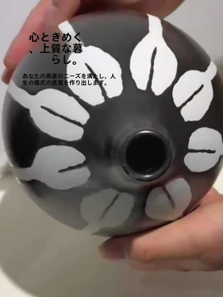 シンプルな侘寂風陶器花瓶：一輪挿しに最適なインテリアフラワーベースの選び方