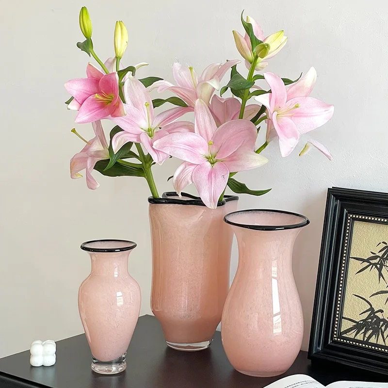 柔らかなピンクの琉璃製花瓶：新中式デザインでインテリアに溶け込む台面花瓶