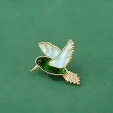 高級感ある翠鳥デザインのブローチ付きスーツジャケット【エレガントなアクセサリー】