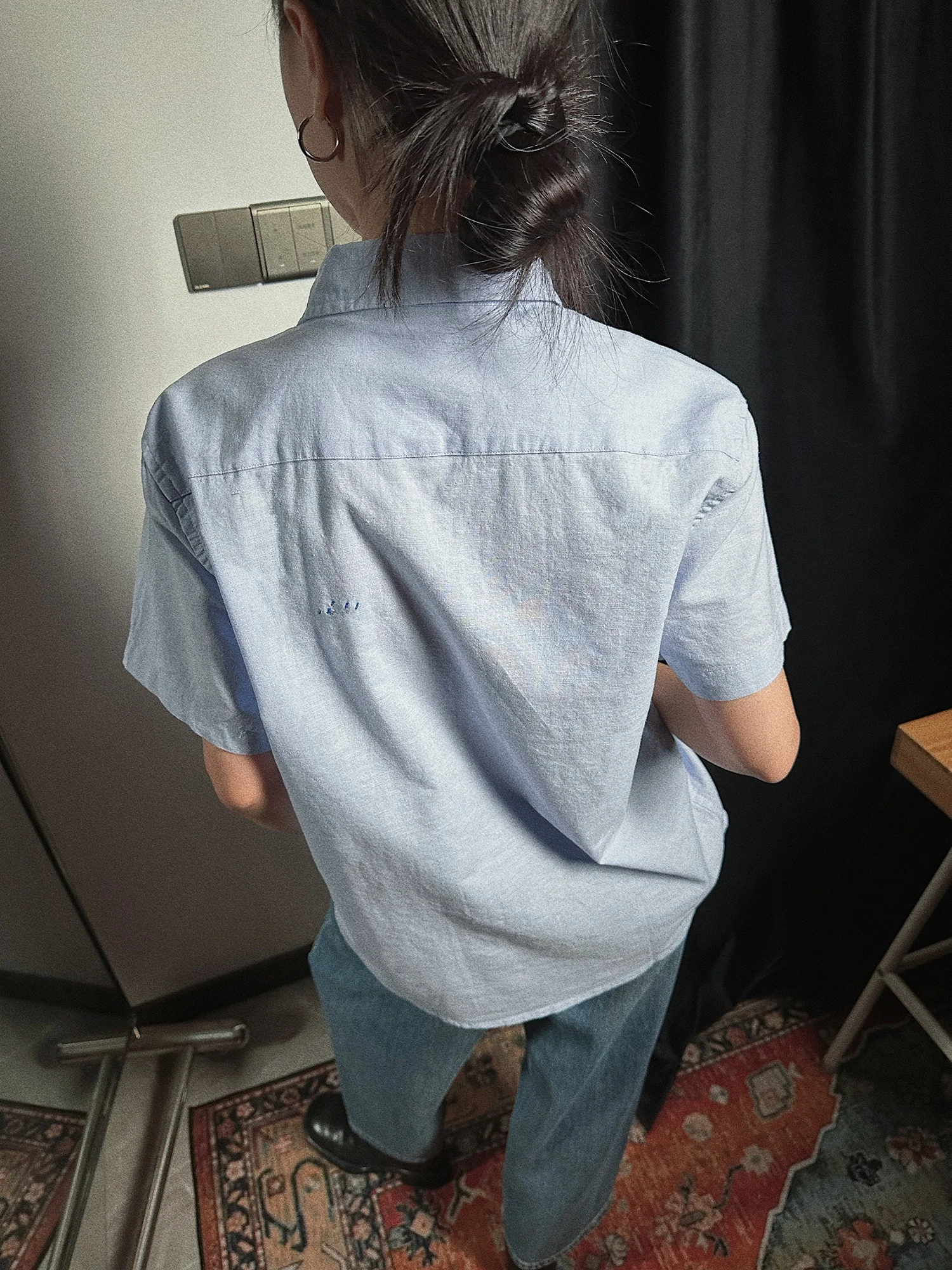 レトロ刺繍のリネン半袖シャツ：デザインと素材のバランスを実証
