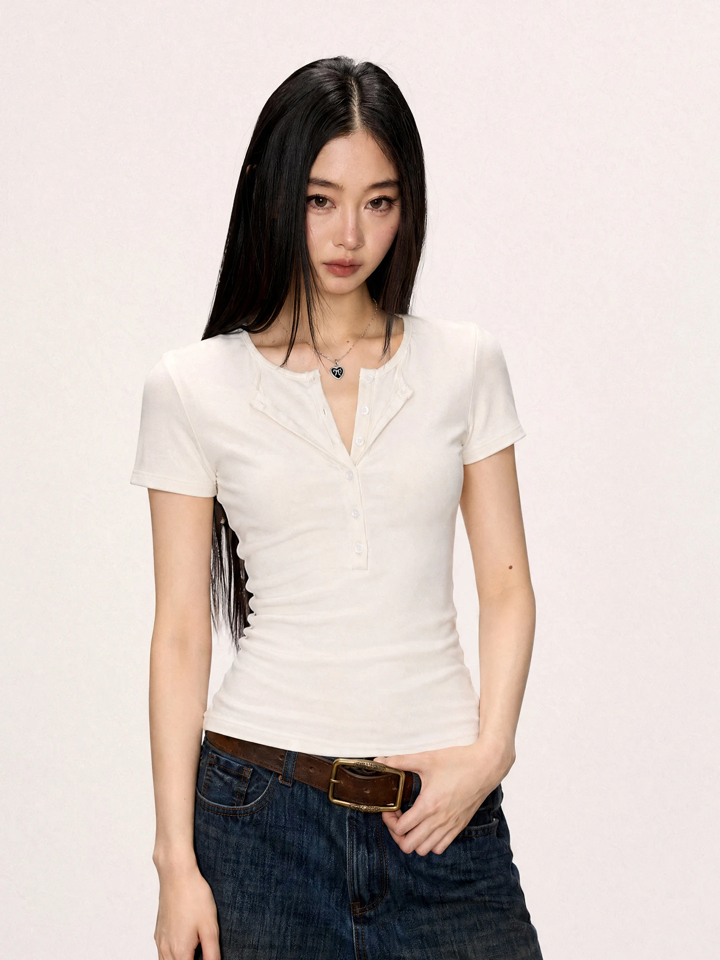 ハングオーバーズ tシャツとは？個性的なデザインの假二重亨利襟天絲半袖Tシャツの特徴と実用性