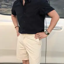 軽やかで通気性抜群！半袖ビジネスシャツ【レーザーカット・ストレッチ素材・夏用】