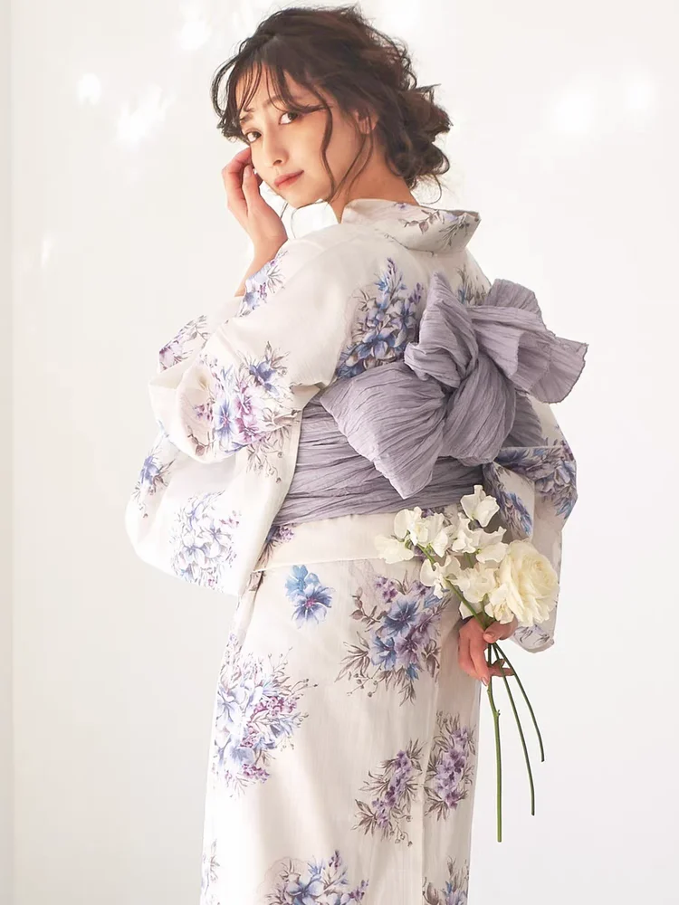京都の夏を彩る、通気性と美しさのバランスをとった浴衣は？