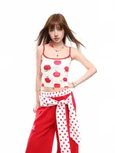 リンゴプリントのレトロY2Kスタイル タンクトップ【女性用・夏用・スリムフィット・ノースリーブ】