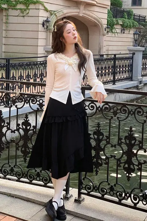 ドレープ感のある黒の不規則Aラインスカート【秋用・ハイエンドデザイン・大きいサイズ】