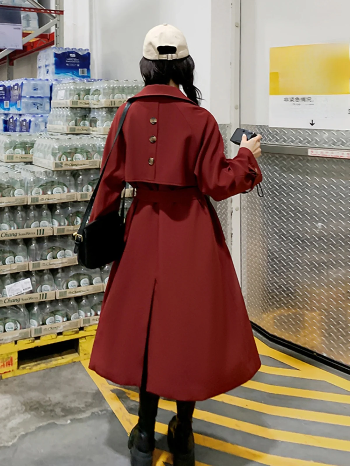 ワインレッドのロングトレンチコートは、通勤スタイルを洗練させる鍵なの？