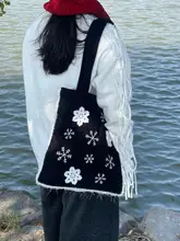 冬の日の雪花デザイン！ブラックコーデュロイショルダーバッグ【ニットスタイル・大容量・カジュアル】
