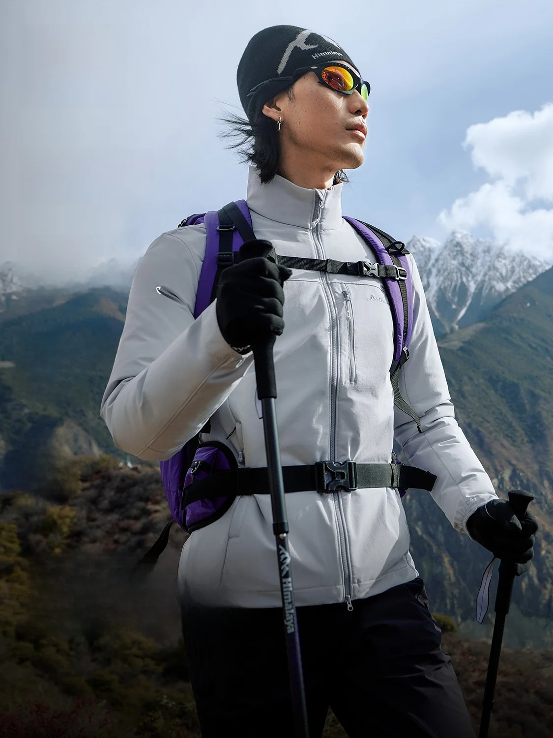Camel フード付きソフトシェルジャケット：軽装登山で効果的な防風性能と通気性の実証