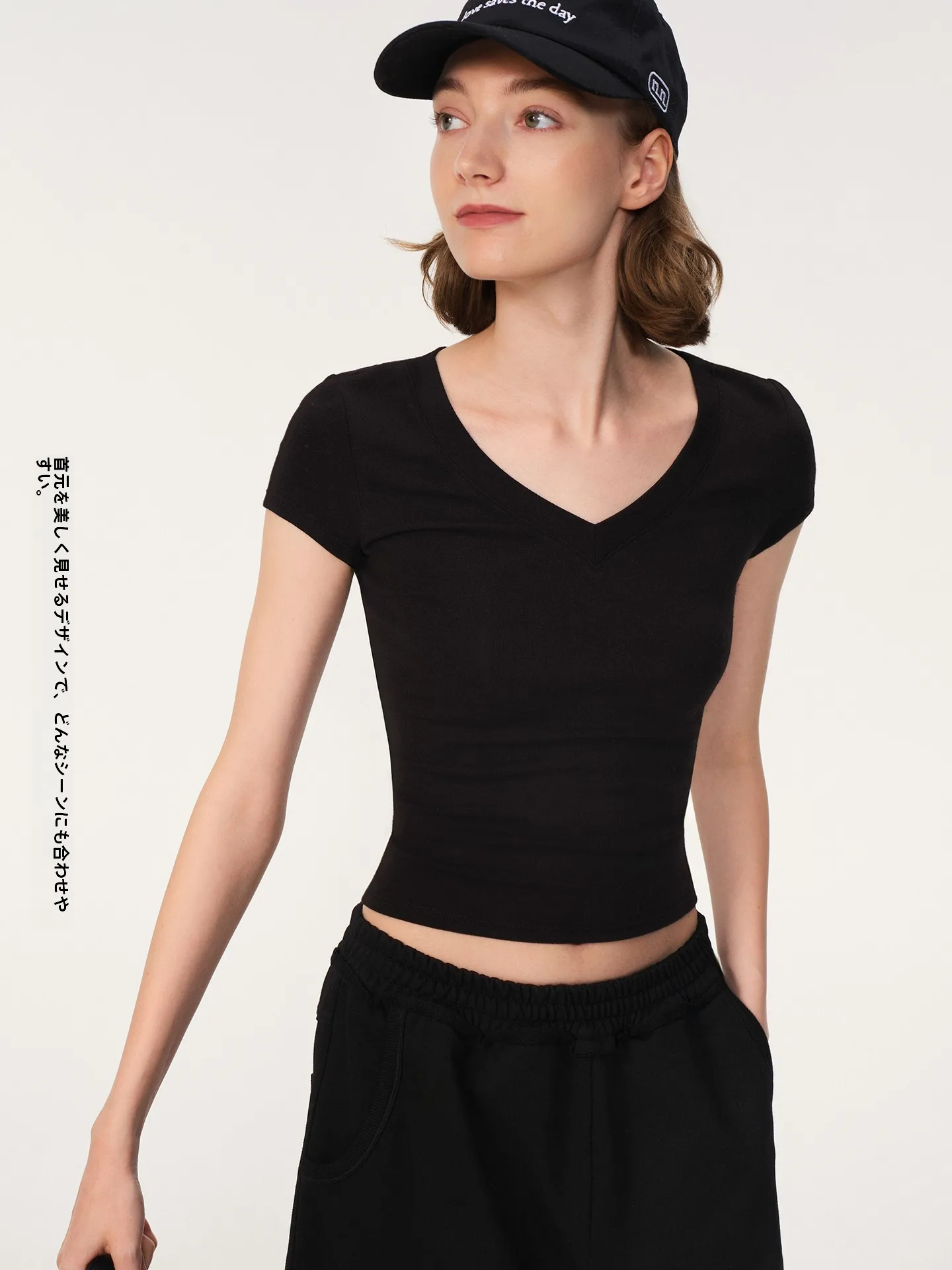 大人可愛い服 40代コーデの完全ガイド｜VネックTシャツで実現する安心感のあるスタイル