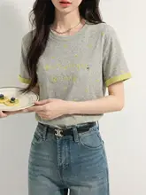 デザイン性に優れたグレーのラウンドネックTシャツ【女性用・ロゴプリント・半袖・カラーブロック】