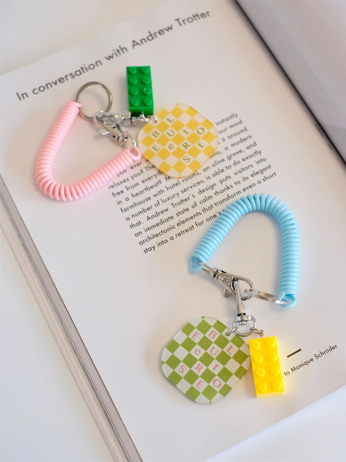 BLEU et ROSE オリジナルカラーコンビチェッカーデザイン アクリルキーホルダー：おしゃれなお揃いブランドの小物選びに最適なデザイン