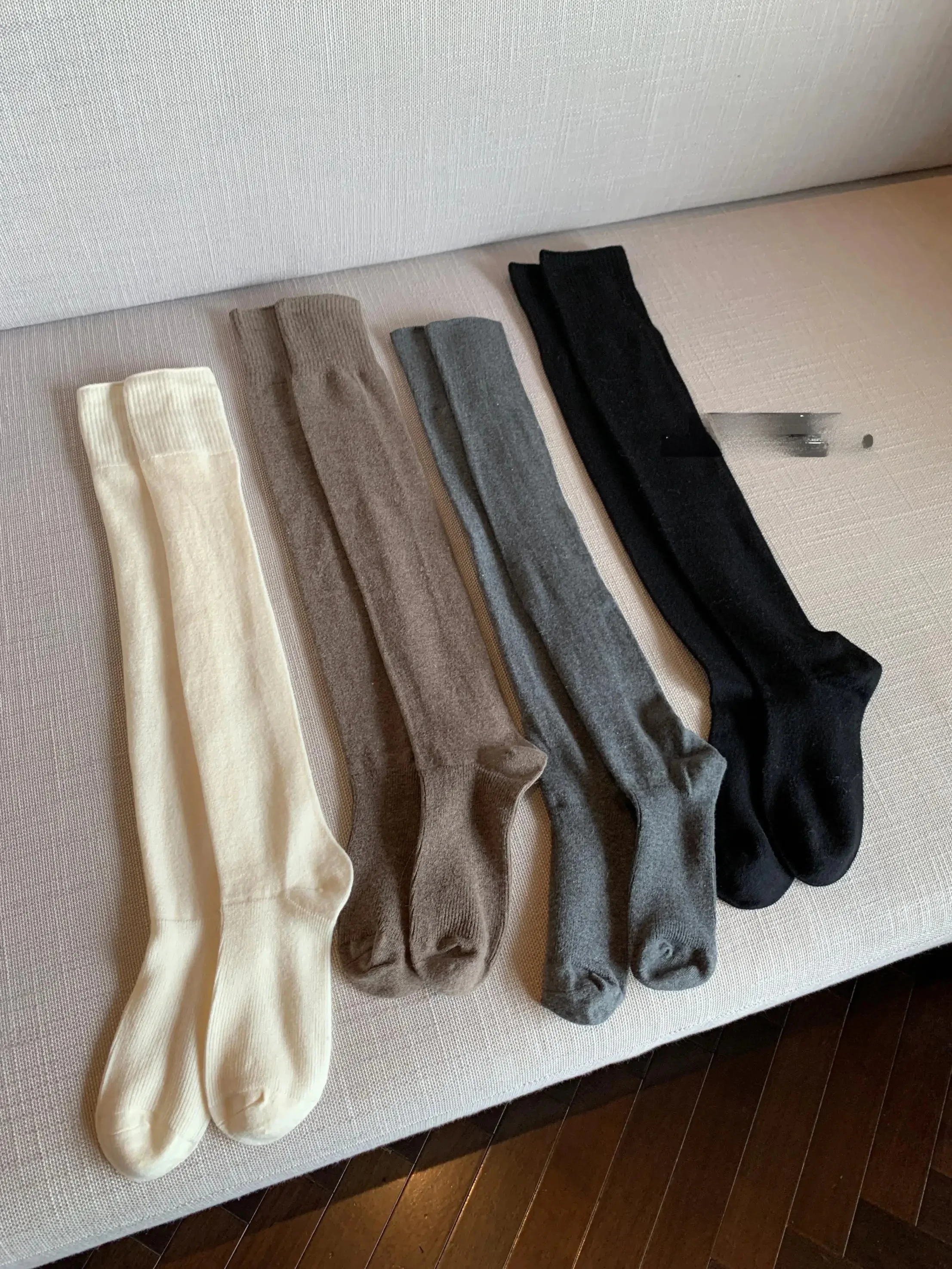 自発熱機能付きウールカシミヤ膝上レギンスの違いとは？冬季向け厚手タイプの実用性を解説