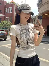 爽やかな印象の白色文字プリントラウンドネック半袖Tシャツ【夏用・シンプル・タイトフィット】