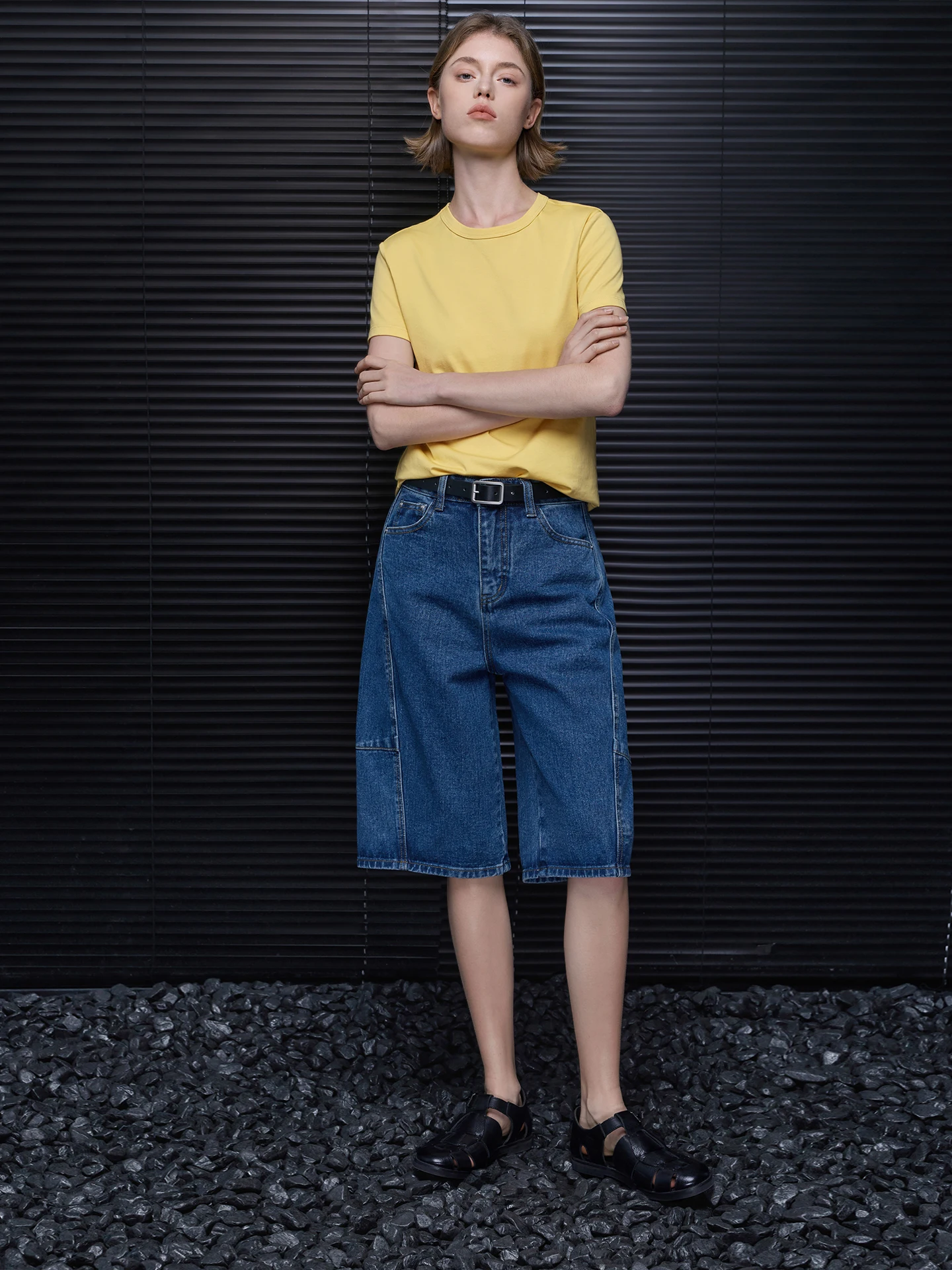 青のTシャツに合うズボンは、やっぱりデニム？それとも他の色？