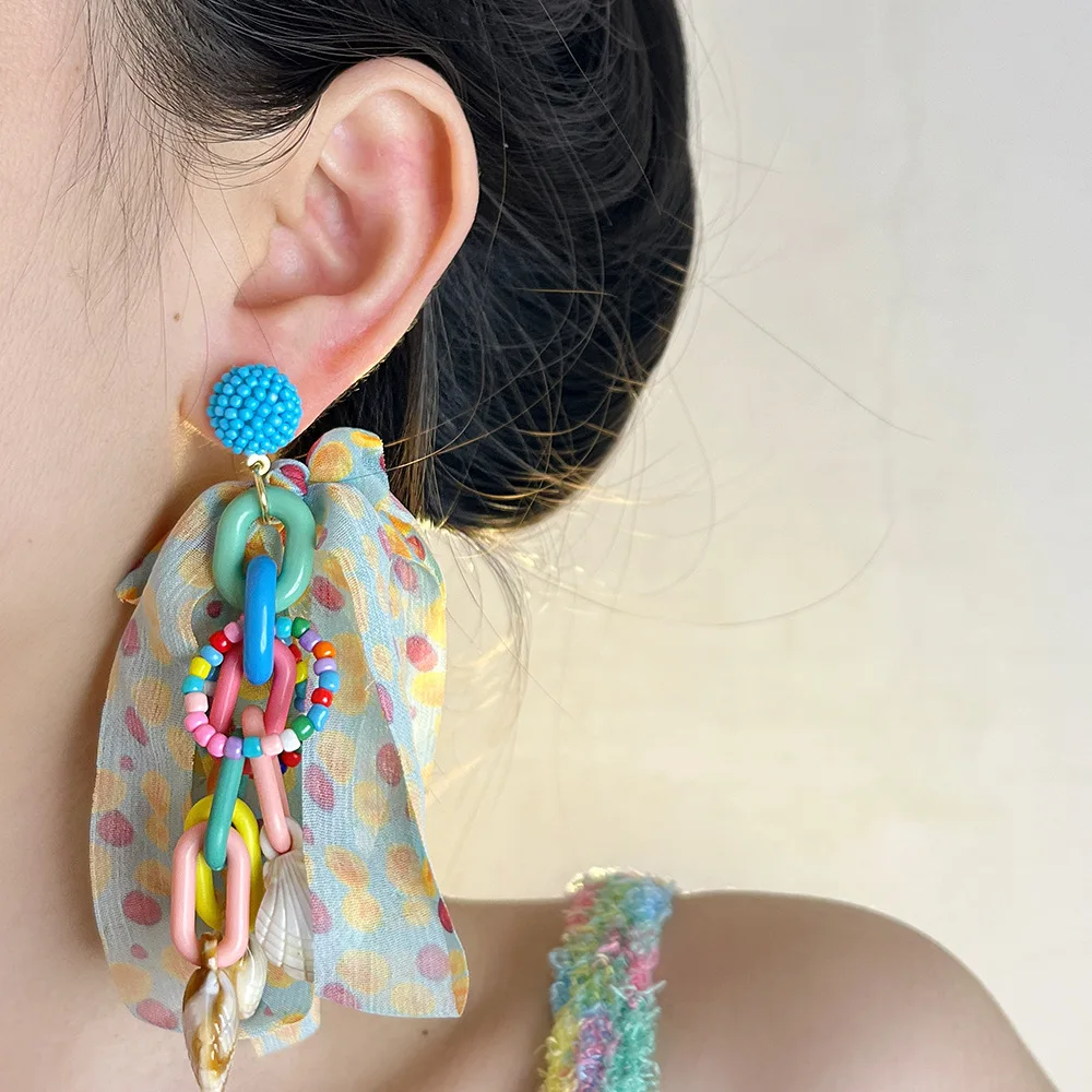 カラフルドットデザインのシフォンリボンピアス：女性向けのトレンドアクセサリーとは