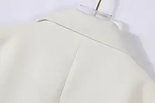 白色のドロップショルダー女性用ジャケット【パッドなし・デザイン性豊か】