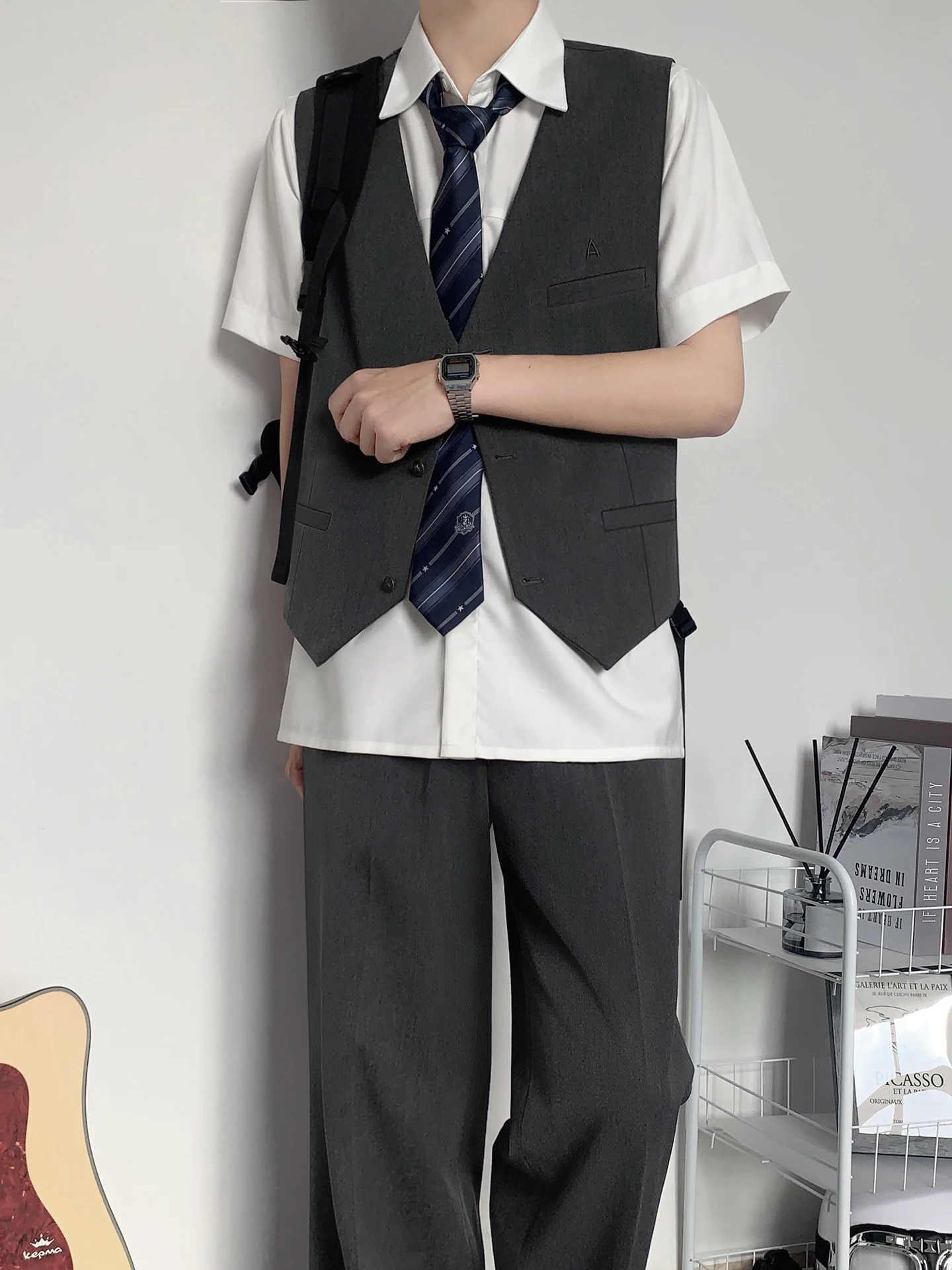 初デートに着る男性の服としておすすめの刺繍入り黒ショートスーツベスト