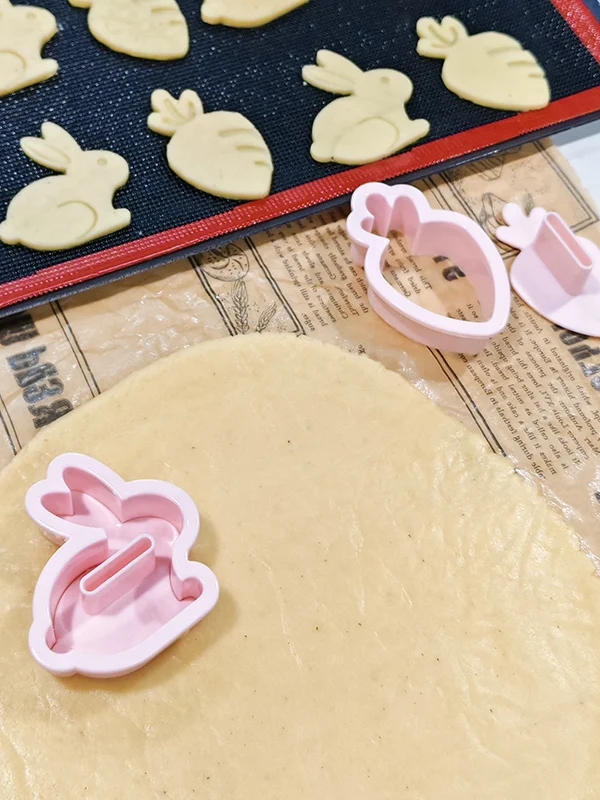 カーニバルデザインの立体クッキー型ウサギとニンジンが楽しめる3D押し型
