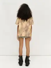 小犬のアートプリントが魅力！ゆったりデザインの女性用Tシャツ【短袖・グラデーション仕様】