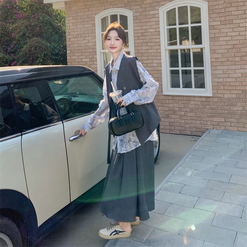 ベストとシャツとスカートの女性春秋向けコーディネート：4月末から5月末にかけての季節移行に最適な三件套