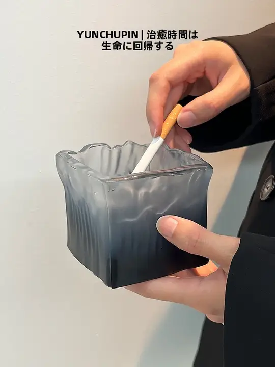 ユニークデザインのレトロスクエアガラス灰皿【高いデザイン性・オフィス用】