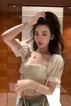 シルエットを引き立てるデザインのショートトップスとハイウエストデニムショートパンツのファッションコーディネート（セットアップ対応）