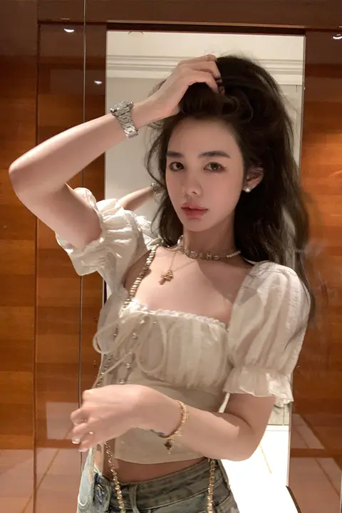 シルエットを引き立てるデザインのショートトップスとハイウエストデニムショートパンツのファッションコーディネート（セットアップ対応）