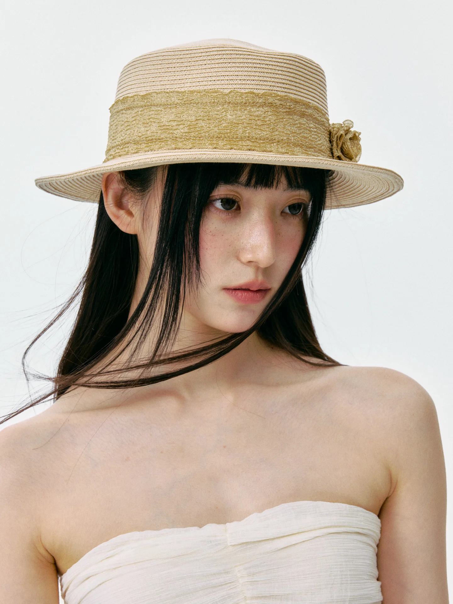 優雅な花デザインの平たい帽子：アウトドアで快適な日焼け対策を実現