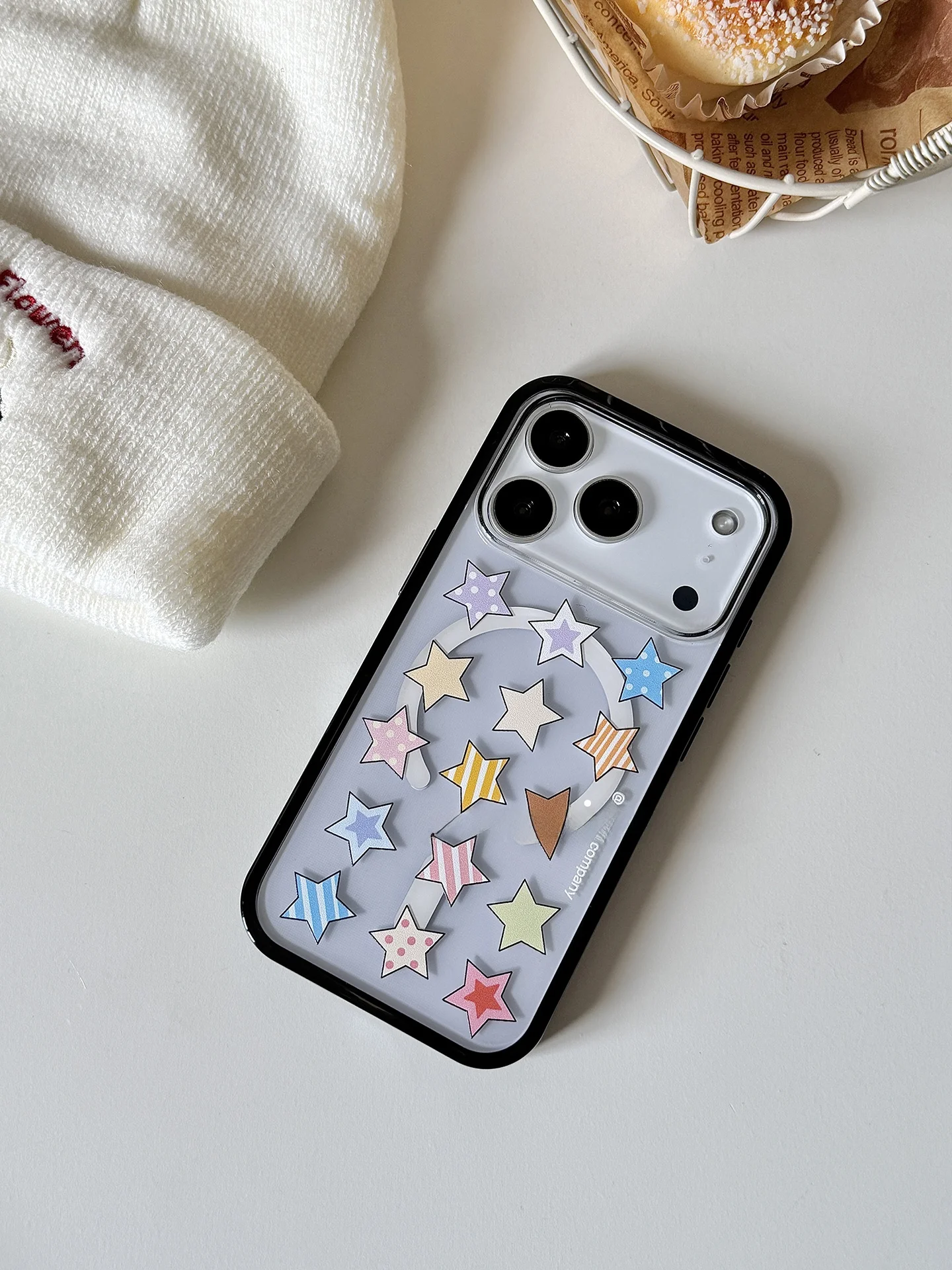 スマホケース デコレーション はどんな風に使えるか？星空イラストが心を癒すマグネット式ケースのリアルな使い方