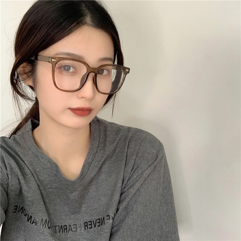 シンプルでスタイリッシュなブラックフレーム眼鏡：50代女性に最適な日常コーデの選択肢