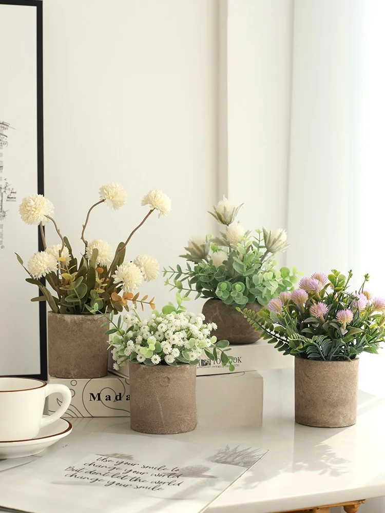 リビングに植物を置くなら、ミニ造花アレンジメントが本当の「おしゃれ」を生む理由は？