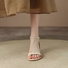 シンプルなデザインのローヒール本革サンダル【夏用・オープントゥ・スエード・大きいサイズ】