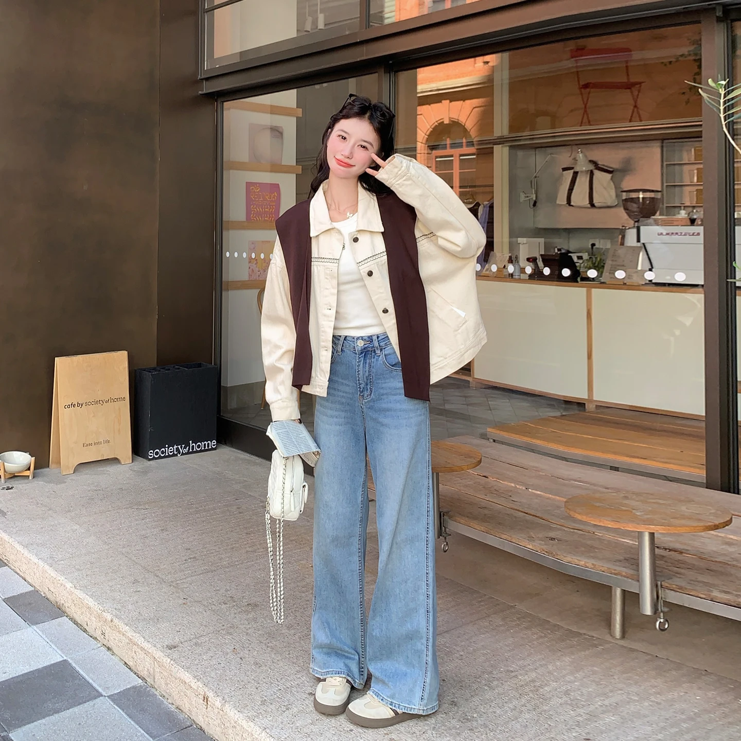 合わせやすいカーディガンは、本当に「オフホワイト」が勝る？