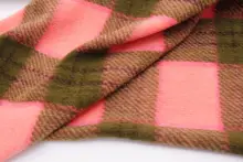 厚手の柔らかいストレッチニットウール生地【桃色と苔色のチェック柄】