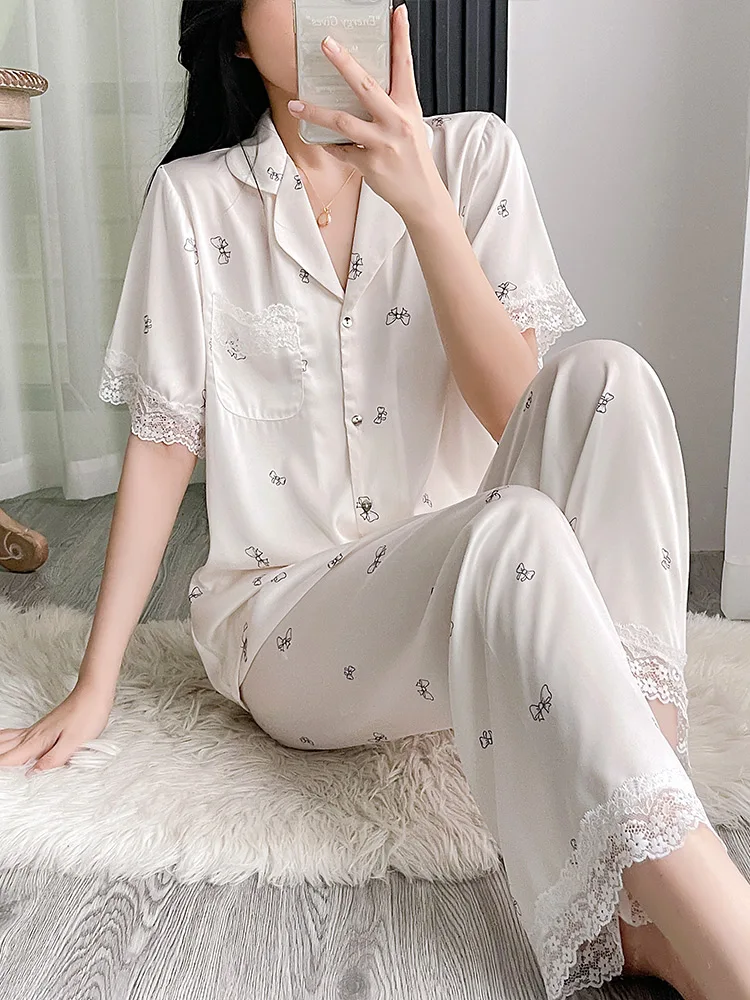 夏の寝るときの服は、涼しさと高級感のバランスが鍵！どう選ぶ？