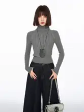 グレーのハイネックニットトップス【秋冬用・厚手・フィット感のあるデザイン】