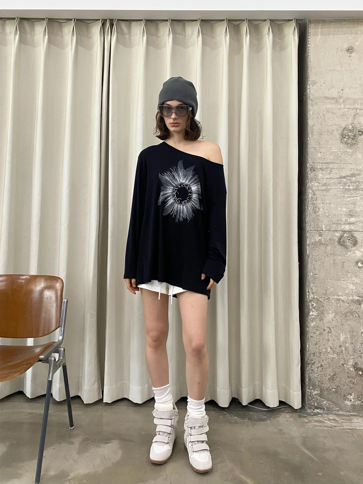 大きなネックラインの斜め肩デザインTシャツ：首よれ対策に最適な素材とデザインの実証