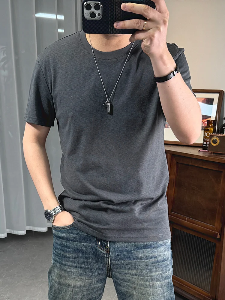 男カジュアルコーデで夏の日差しに負けない、シンプルさが救う1枚は？