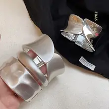 ユニークなデザインのシルバー金属オープンバングル【幅広・おしゃれなアクセサリー】