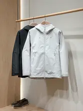 アウトドア用軽量薄手フード付きジャケット【防水・防風・防寒機能】