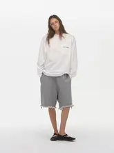 ゆったりとしたデザインのゴシックスタイルロゴプリント長袖Tシャツ【秋冬向け・落肩デザイン】（セットアップ対応）